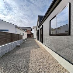 建物南側に陽当たり良好な広いお庭付です。