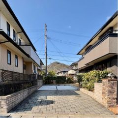 駐車場は2台分のスペースがあります。