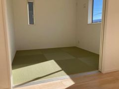 リビング横に4.5帖の和室があります。