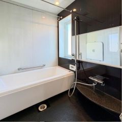 浴槽や洗い場も広く、快適に過ごせます。