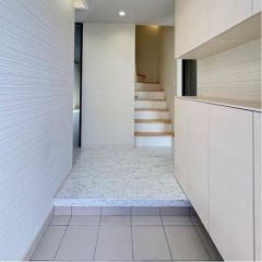 玄関周りは明るく大型シューズボックス付。