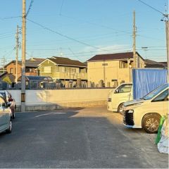 前面道路から外観を見るとこんな感じです。