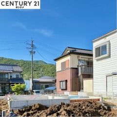 現在は基礎の状態で、8月頃完成予定です。