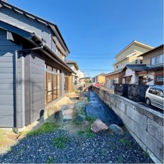 建物南側に陽当たり良好な広いお庭です。