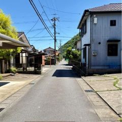 東側の前面道路は約4ｍあります。