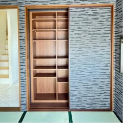 このお部屋の収納は棚付きで便利ですね。