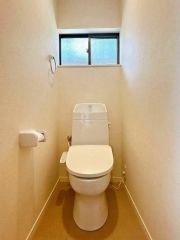 1階のトイレは新品に交換済みです。