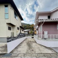 駐車場は縦列で2台分のスペースです。