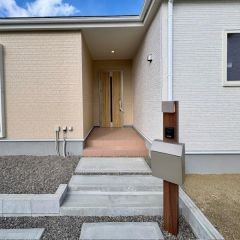 玄関の屋根は長めに取られていて便利です。