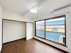 コチラは、2階南にある洋室になります。