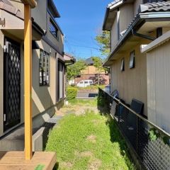 建物南側に陽当たり良好なお庭があります。