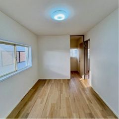 コチラ2階南西にある6.7帖の洋室です。