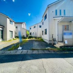 駐車場は並列4台分のスペースがあります。
