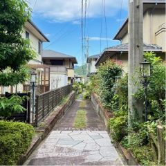 建物西側には、広めの通路があり便利です。