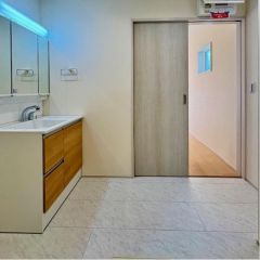 白基調の洗面所はとても清潔感があります。