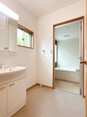 洗面台は新品交換済みです。