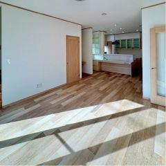 南向き陽当り良好な17.7帖のリビング。