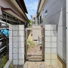 南庭入り口に鍵付き門扉が付いています。