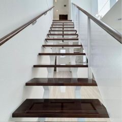 リビング階段は真直ぐで昇りやすいですよ♪