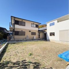 建物南側に陽当たり良好な広いお庭です。