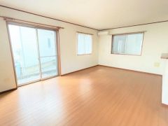 コチラは反対側から見たダイニングです。
