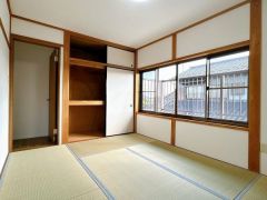 コチラは2階にある6帖の和室になります。