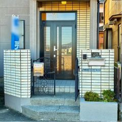 玄関には門扉とポストが付いています。