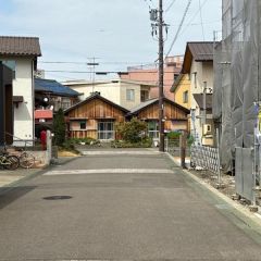 西前面道路から外観を見るとこんな感じ