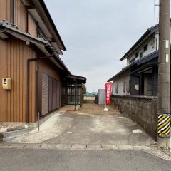 駐車場は縦列2台分のスペースがあります。