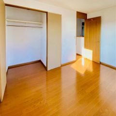 こちらは北西にある6帖の洋室になります。