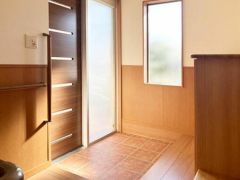 玄関は大きい開口窓でとても明るいです。