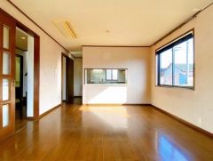 南向き開放的な15.5帖のリビングです。