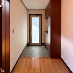 玄関は明るく大型シューズボックス付です。