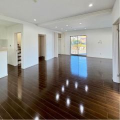 南向き、陽当り良好で開放的なのリビング。