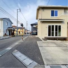 西側面に1台分の駐車スペースがあります。