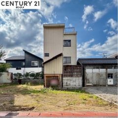 東前面道路から見た外観です。駐車4台分。