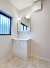 洗面台は新品交換済みで気持ちいいですね♪