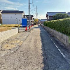 西前面道路から外観を見るとこんな感じ