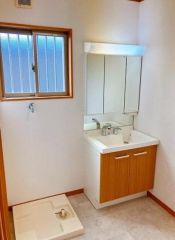 洗面所には洗濯機防水パンが付いています。