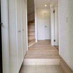 玄関は明るく開放感があります。