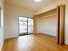 こちらは2階東側5.6帖の洋室です。
