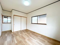 コチラは2階東の6.5帖ある洋室です。