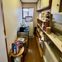 キッチン奥に洗濯機のスペースがあります。