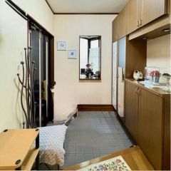 玄関周りは明るく大型シューズボックス付。