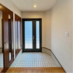 玄関周りは開放感があり大型の収納付です。