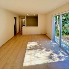 南向きで陽当り良好な16帖のリビング。