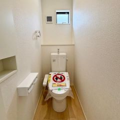 開口窓があるので室内はとても明るいです。