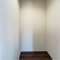 キッチン横にパントリーが付いています。