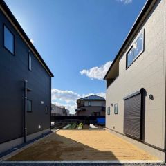 建物南側に陽当たり良好なお庭があります。