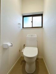 2階のトイレは新品交換済みです。